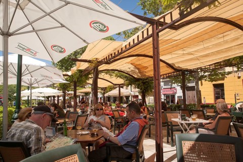 People eating lunch under parasol sunshades, Paseo del Padre Manjob, Albaicin, Granada