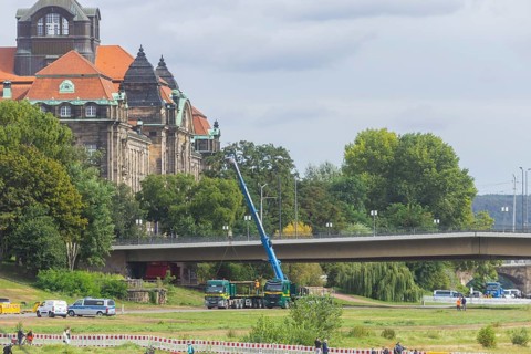 In the early hours of the morning, a section of the Carola Bridge collapsed for unknown reasons.