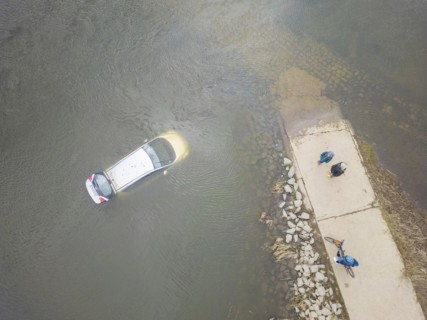 Recently, an inadequately secured car sank in the flood waters of the Elbe and was only located