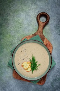 Mushroom cream soup, with dill and bruschetta, mushroom eringi