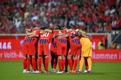 Team building, team circle in front of the start of the match 1. FC Heidenheim 1846 FCH,