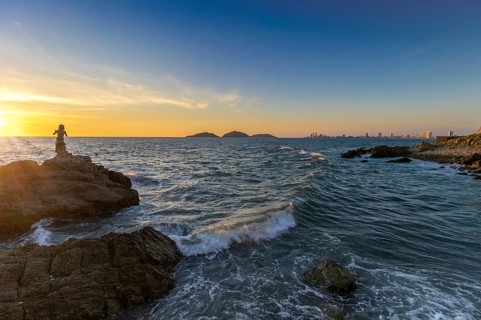 Mexico, Mazatlan, El Malecon with ocean views and restaurants near ocean promenade and old center,