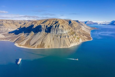 Cruise ship of Iceland ProCruises and Skansbukta in the outer Billefjorden, Billefjord, southeast