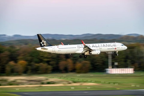 Turkish Airlines, Star Alliance, Airbus A321, landing at Cologne-Bonn Airport, CGN, North