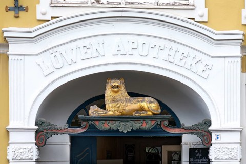 Lion figure above the entrance of the Alte Löwen Apotheke, today a café, Bademutterstraße 2,