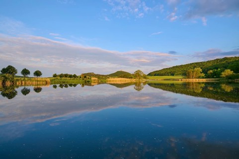 Lake with reflection in spring with castle at sunset, Veste Wachsenburg, Amt Wachsenburg, Drei