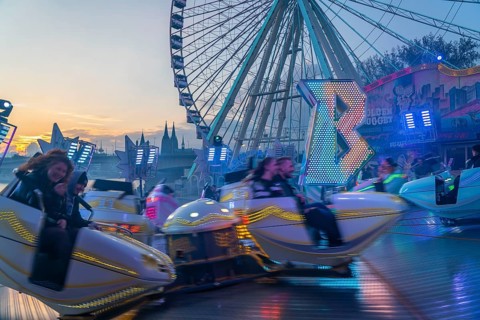 Deutz funfair on the Rhine, at Easter, funfair, break-dancer ride, Ferris wheel, Cologne Cathedral,