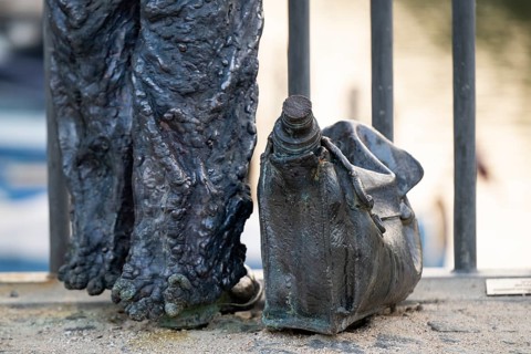Detail, bag with water bottle, B&W worker, sculpture by Jens Galschiøt, Børnehusbroen,