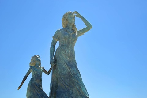 Sculpture L'Esperance by Ali Salem 2014, two, woman, child, girl, hold, hand, head, arm, up, look,