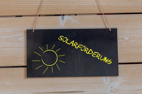 Schild auf einer Holztafel mit der Aufschrift SOLARRECHNER (Solarrechner)
