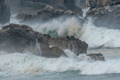 Large waves of the Atlantic Ocean crash against the rocks of a cliff. Camaret sur mer, Crozon,