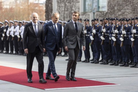 Federal Chancellor Olaf Scholz (SPD) welcomes Emmanuel Macron, President of France, and Donald