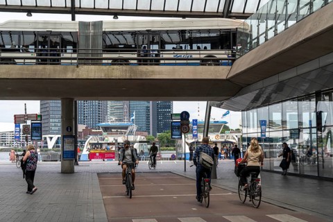 Cycle path, cycle motorway, on De Ruijterkade, at Amsterdam Centraal station, Amsterdam,
