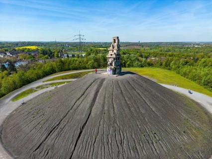 Rheinelbe spoil tip in Gelsenkirchen, 100 metre high spoil tip, landscape park, with the sculpture
