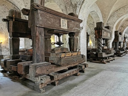 Lay refectory, exhibition of historical wine presses from the period 1668 to 1801, Eberbach