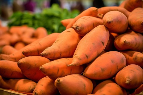 Sweet potatoes at market. KI generiert, generiert, AI generated