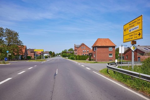 Federal road B495 with signpost to the Elbe ferry in Wischhafen, district of Stade, Lower Saxony,