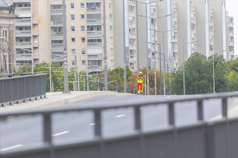 In the early hours of the morning, a section of the Carola Bridge collapsed for unknown reasons.