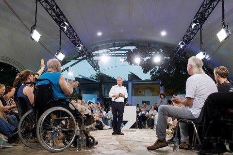 Olaf Scholz (Chancellor of the Federal Republic of Germany, SPD) surrounded by guests at the