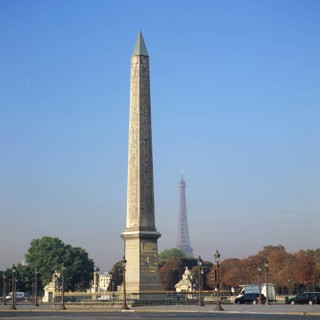 Ägyptischer Obelisk aus Luxor, mit Hieroglyphen aus der Zeit Ramses II, auf dem Place de la