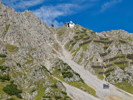 Cable car of the Hafelekarbahn of the Innsbrucker Nordkettenbahnen to the Hafelekar, mountains of