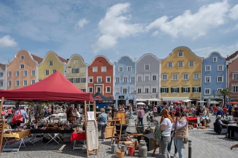 Flea market on the Upper Town Square, late baroque row of houses at the back, Schärding, Upper
