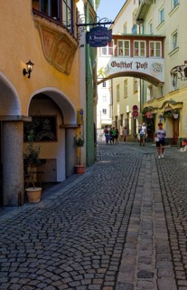 Alley in the old town centre of Kufstein with the Gasthof Zur Post, Kufstein, Tyrol, Austria,