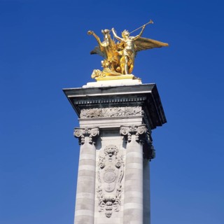Der geflügelte Pegasus der von einer Fama, der Göttin des Ruhmes, gezügelt wird, Pont Alexandre