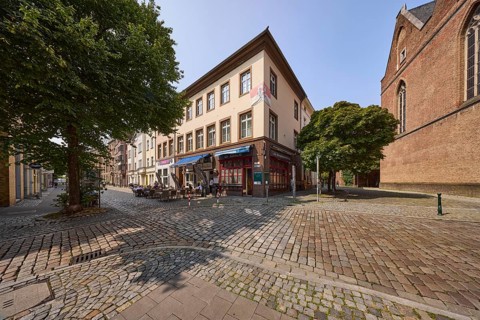 Corner building with the Pizzeria Pinocchio and Kreuzherrenkirche on Ratinger Straße in the
