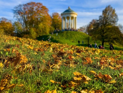 Autumn atmosphere in the English Garden, Monopteros, Munich, Bavaria, Germany, Europe