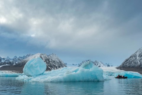 Dinghy with tourists, icebergs in front of glacier, -edge of Monacobreen, Liefdefjord, Woodfjord