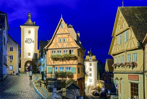 Plönlein and the Spitalgasse with the Siebersturm in the old town centre of Rothenburg ob der
