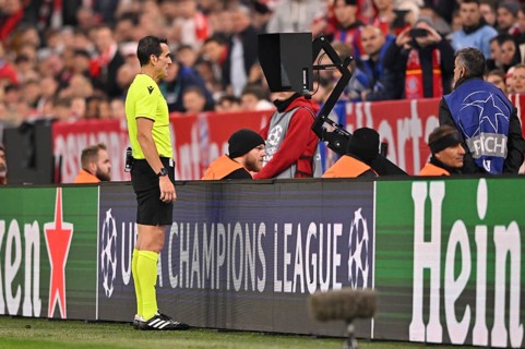 Referee Juan Martinez Munuera in the review area, VAR, video assistant referee, video evidence,