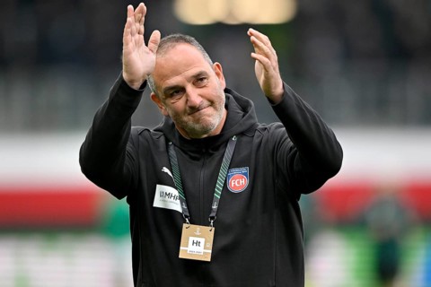 Coach Frank Schmidt 1. FC Heidenheim 1846 FCH claps his hands in encouragement, UEFA Conference