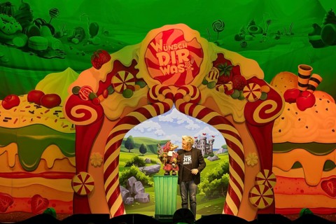 Sascha Grammel with hand puppet Frederic Freiherr von Furchensumpf live on Wünsch dir was Tour at