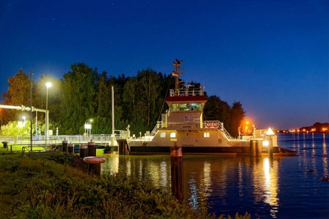 Night-time operation of the Stralsund canal ferry, at the Fährstraße jetty on the south side of the