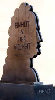 Leibniz monument as a silhouette by Stefan Schwerdtfeger with the inscription Unity in diversity,