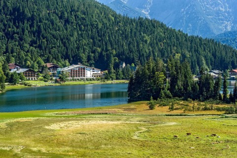 Spitzingsee, mountain lake with Arabella Alpenhotel, municipality of Schliersee, Mangfall