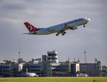 Turkish Airlines, Airlines A330-200, TC-JIT, on take-off at Düsseldorf International Airport, air