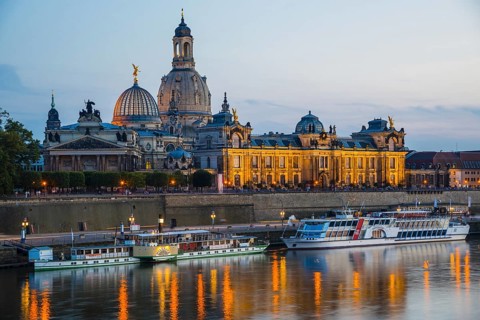 Panorama over the Elbe, from left to right: Academy of Fine Arts, Bruehl's Terrace, Sekundogenitur