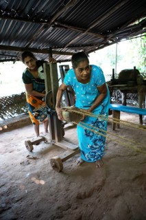 Sri Lankan woman weave coconut fibres into a rope, Matale, Central Province, Sri Lanka, Asia