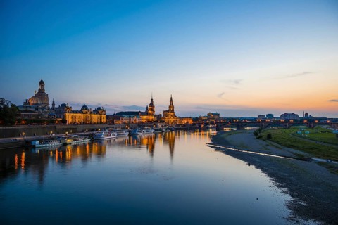 Panorama over the Elbe, from left to right: Academy of Fine Arts, Bruehl's Terrace, Sekundogenitur,