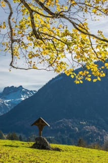 Field cross with the Trettachtal valley behind it, Oberstdorf, Oberallgäu, Bavaria, Germany, Europe