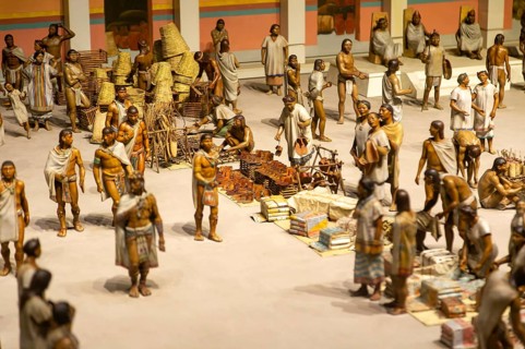 Figurines showing diorama of Aztec daily life people at Tlatelolco market, National Museum of