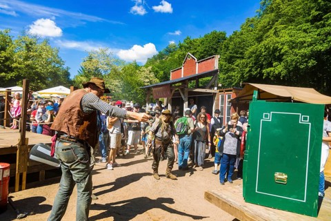 The Karl May Festival has been held every year since 1991 on a weekend in May in the Lössnitzgrund
