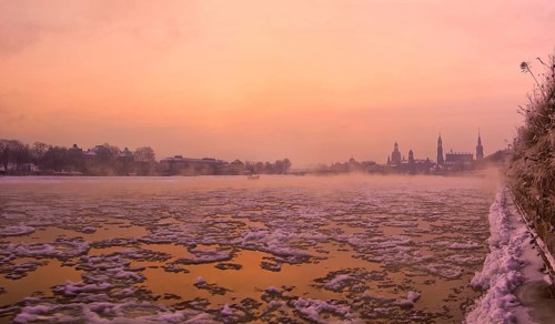 Dresden, morning fog over the Elbe. With temperatures as low as 20 degrees below zero, the Elbe