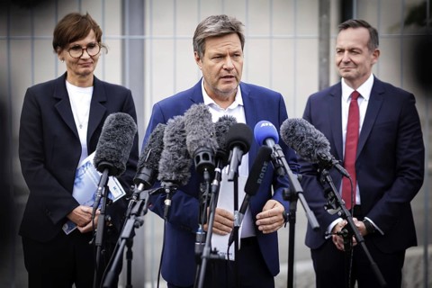 (L-R) Bettina Stark-Watzinger, Bundesministerin fuer Forschung und Bildung, Robert Habeck,