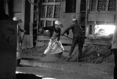 The work of the steelworkers, like here on 31 August 1971 at the Mannesmann-Huettenwerke in