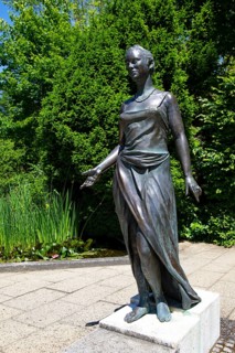 Scupture Princess and the Frog King in the spa garden, Bad Füssing, Lower Bavaria, Bavaria,