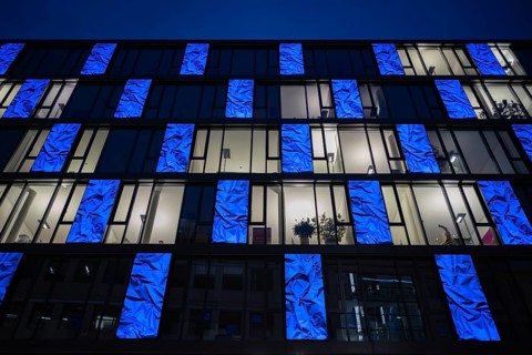Night shot of Bülow Carré façade, building with near-surface concrete core temperature control from